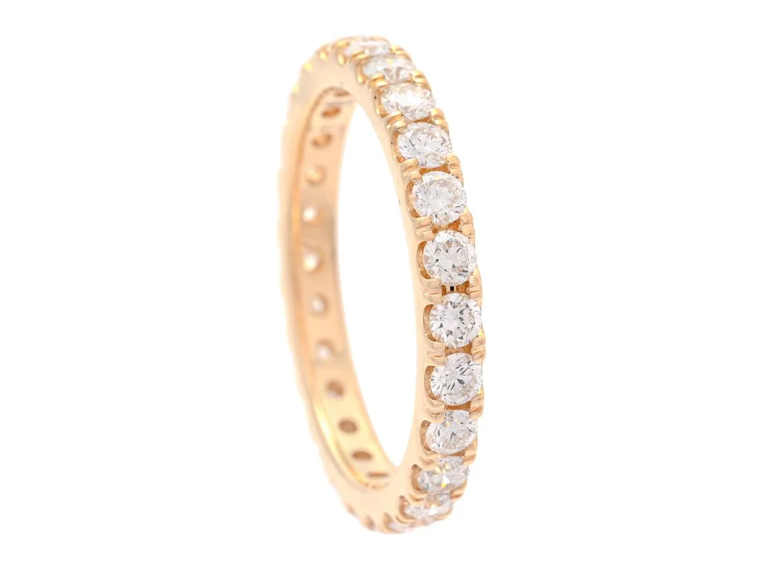 HELALLIANSRING, 18K guld, 26 briljantslipade diamanter ca 1,07 ctv, ca TW-TCr/VVS-VS, stl 16,5 mm, vikt 2,9 g. — Smycken/Alliansring — Kaplans