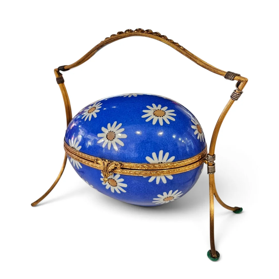 Cesta con forma de huevo en porcelana de limoges con motivo de margaritas. — European — Arce Auctions