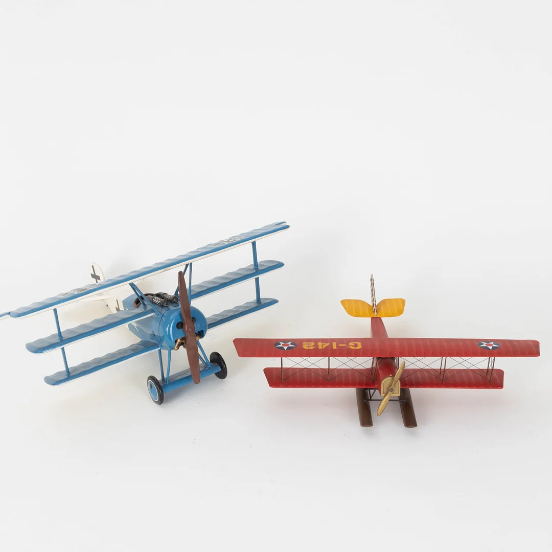 Zwei Flugzeugsmodelle: Flying Circus und Fokker DR-1 'Blue Boy' (2). — Toys — Stockholms Auktionsverk Hamburg