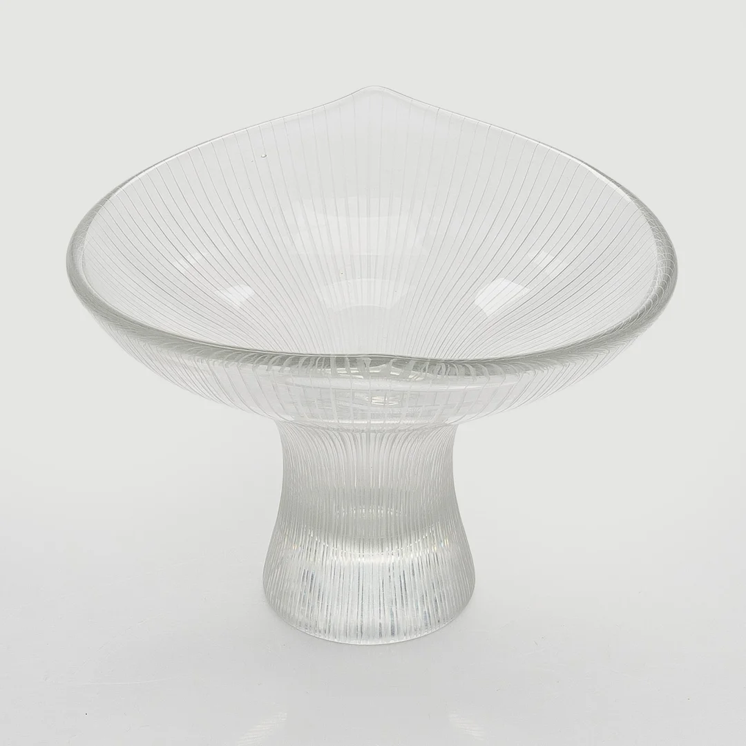 Tapio Wirkkala, vas, "Kanttarell", signerad Tapio Wirkkala, Iittala. — Design/Glas — Bukowskis
