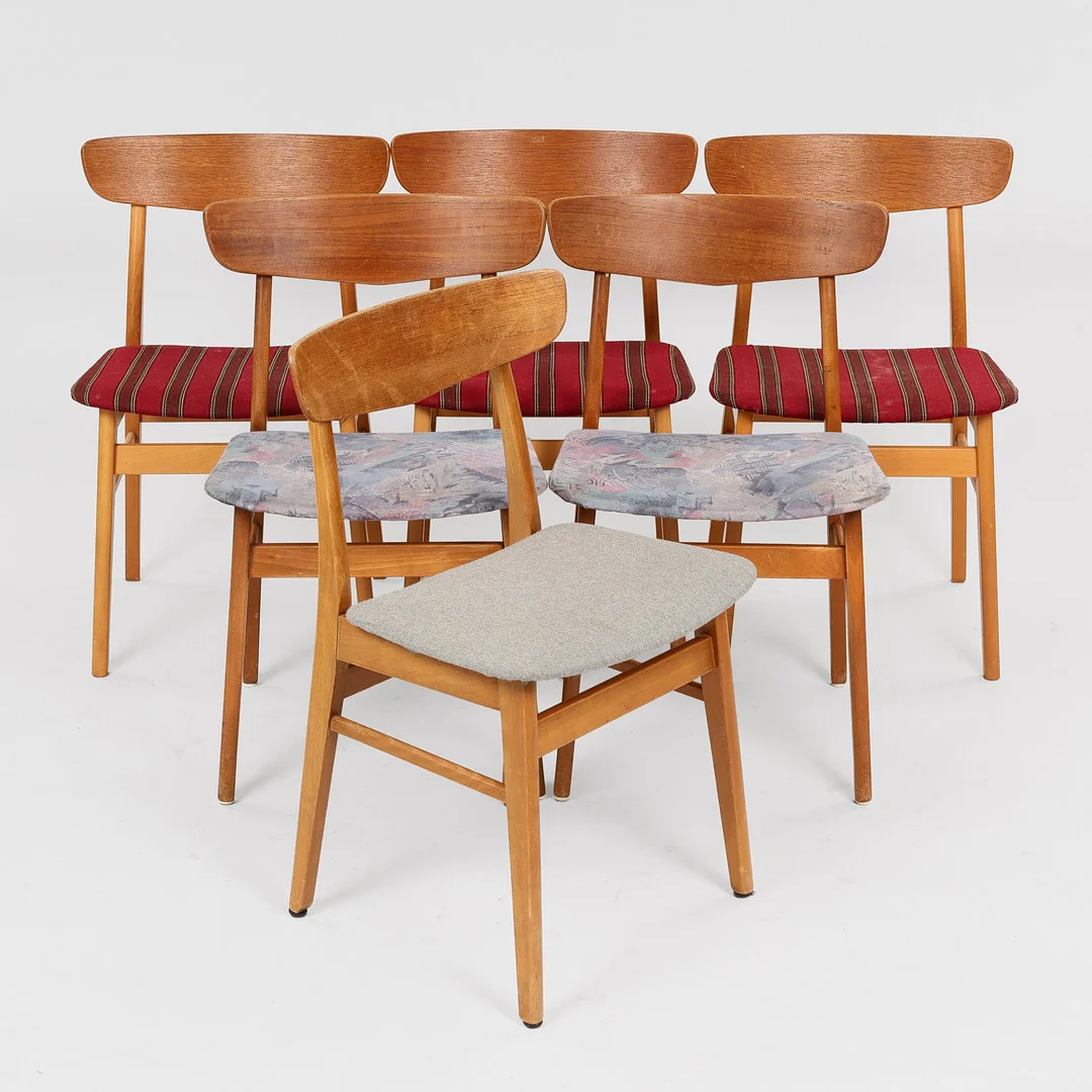 SCHIØNNING & ELGAARD. TILSKREVET. Sæt på seks spisebordsstole af bøg og teak, sæder betrukket med møbelstof, model "Mosbøl", Findahls Møbelfabrik, Danmark, formgivet 1962, (6). — Armchairs & Chairs — Palsgaard Kunstauktioner