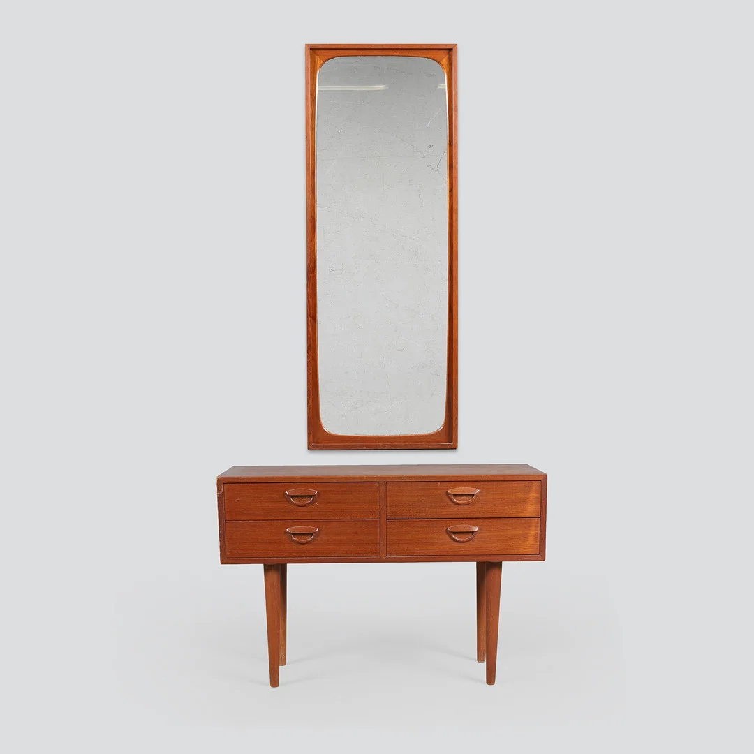 Kai Kristiansen mn.fl. Kommode samt spejl af teak (2). — Chests of drawers — Bidstrup Auktioner