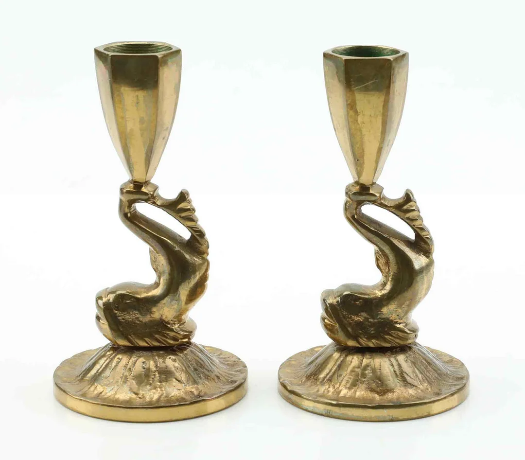 LJUSSTAKAR, ett par, mässing, Art Decó, 1900-talets mitt. — Candlesticks — Hälsinglands Auktionsverk