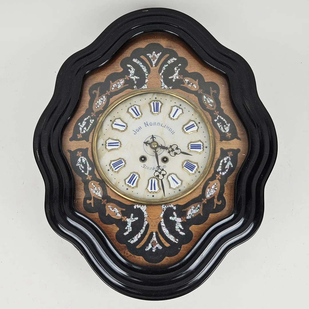 VÄGGUR, så kallat Lejaur, Joh Nordlindh, Stockholm. — Wall Clocks — Auktionshuset Thörner & Ek