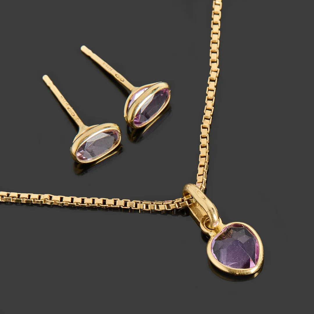 SMYCKESSET, halsband med hänge, örhängen ett par, 18k samt 14k guld, ametister. — Jewellery — Crafoord Auktioner Stockholm