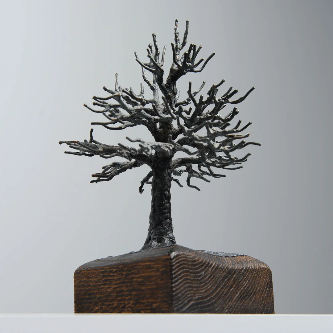SVEN-ÅKE EKBERG. "Gammal Alm", skulptur, plakettmärkt, daterad 1980. — Sculptures & Bronzes — Formstad Auktioner