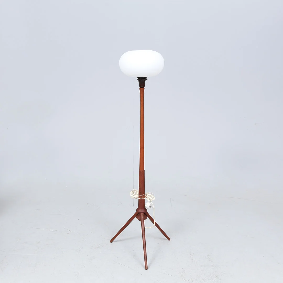 GOLVLAMPA, teak och opalglas, 1900 talets andra hälft. — Floor lights — Gomér & Andersson Linköping