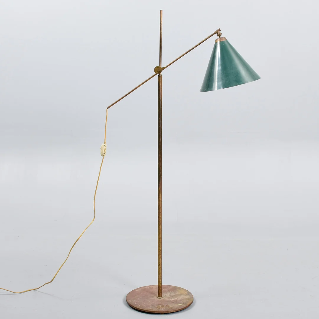 TH. VALENTINER. Standerlampe af messing, model THV-376, Poul Dinesen, Danmark, 1900-tallets midte. — Floor lights — Sørensen Auktioner