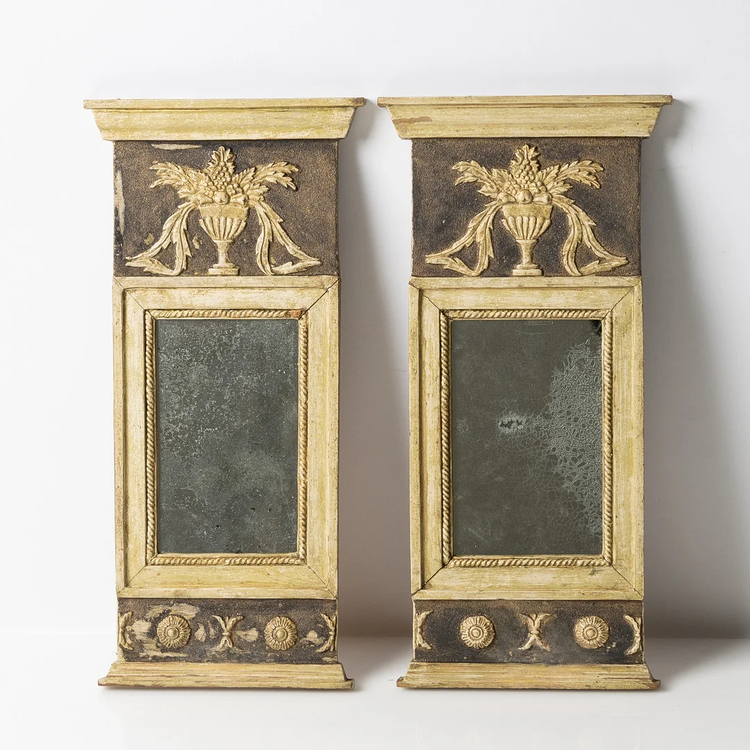 SPEGLAR, ett par, sengustavianska, omkring 1800. — Mirrors — Stockholms Auktionsverk Helsingborg