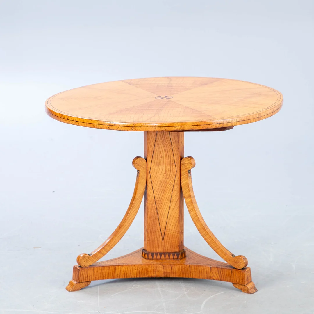 Runder Biedermeier Tisch mit Intarsiendekor, Esche, 19. Jh. — Tables — Stockholms Auktionsverk Hamburg