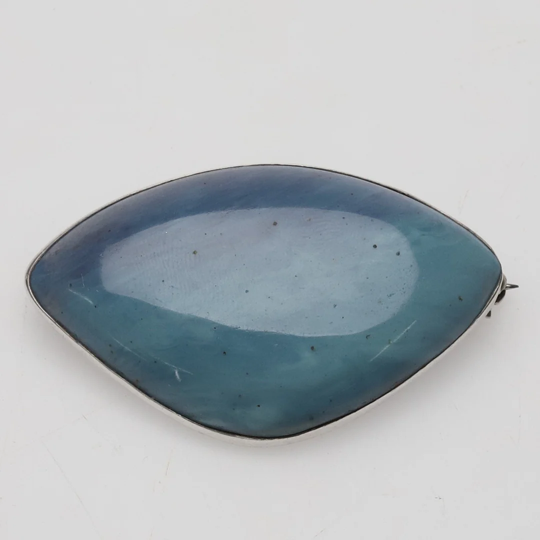 BROSCH, ljusblå Pektolit, silver, Mema Verkstäd, Linköping, 1963. — Brooches & Pendants — Örebro Stadsauktioner