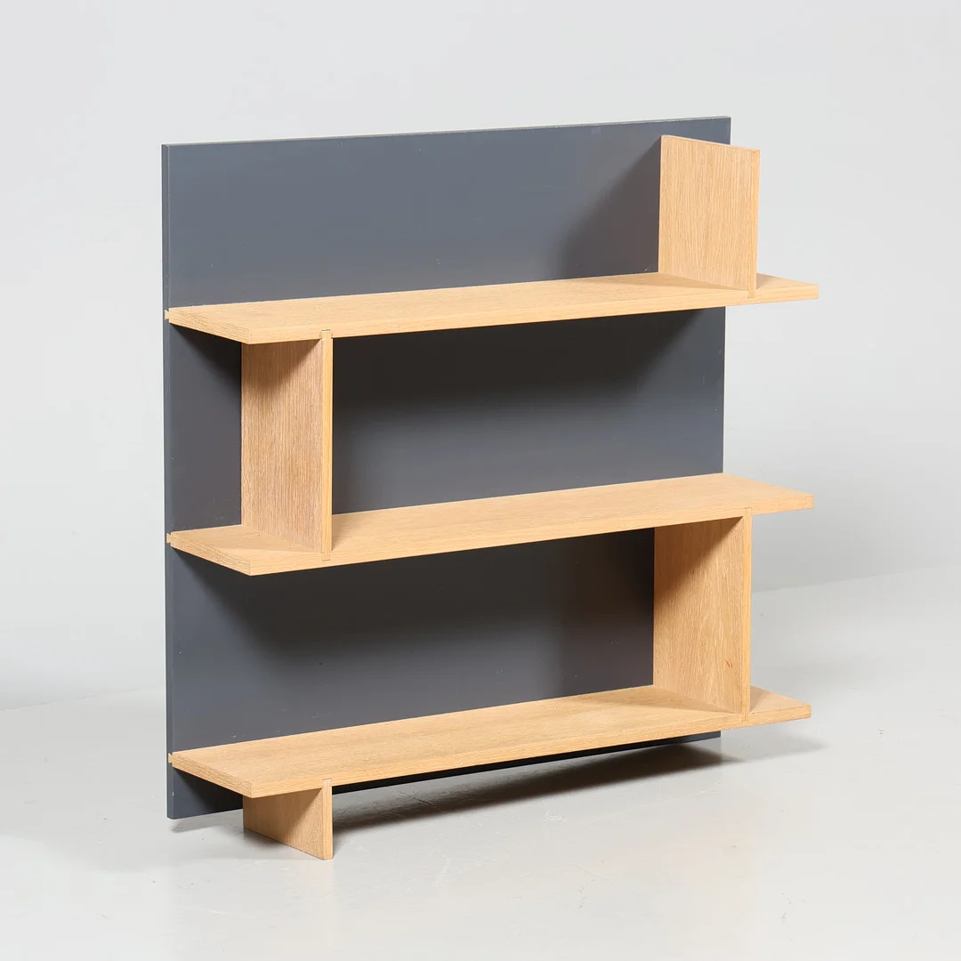 VÄGGHYLLA, samtida. — Cupboards, Cabinets & Shelves — Borås Auktionshall