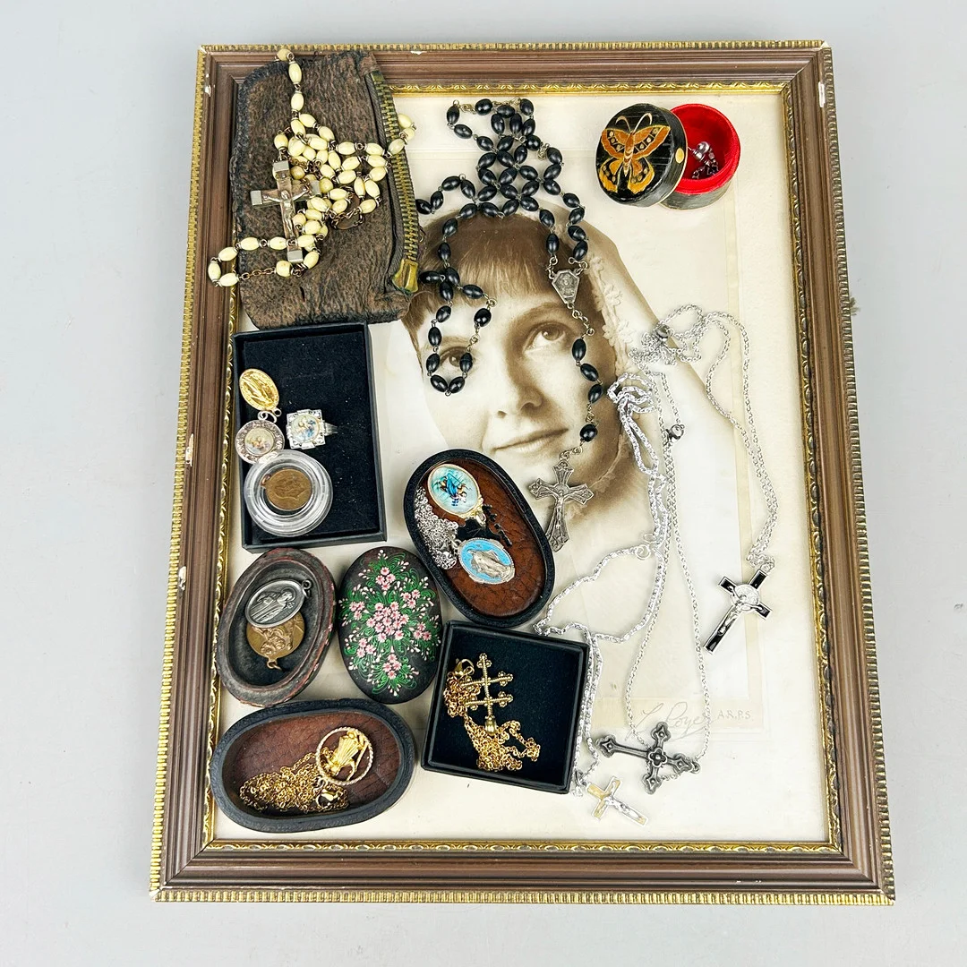 VINTAGE ROSEARY BEADS, CRUCIFIX PENDANTS, ETC. — Jewellery — Chalkwell Auctions