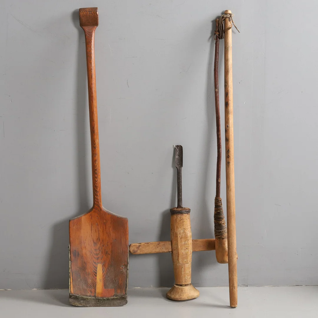 REDSKAP. 3 st, Trä och metall, allmoge, 18/1900-tal. — Tools & Gears — Örebro Stadsauktioner