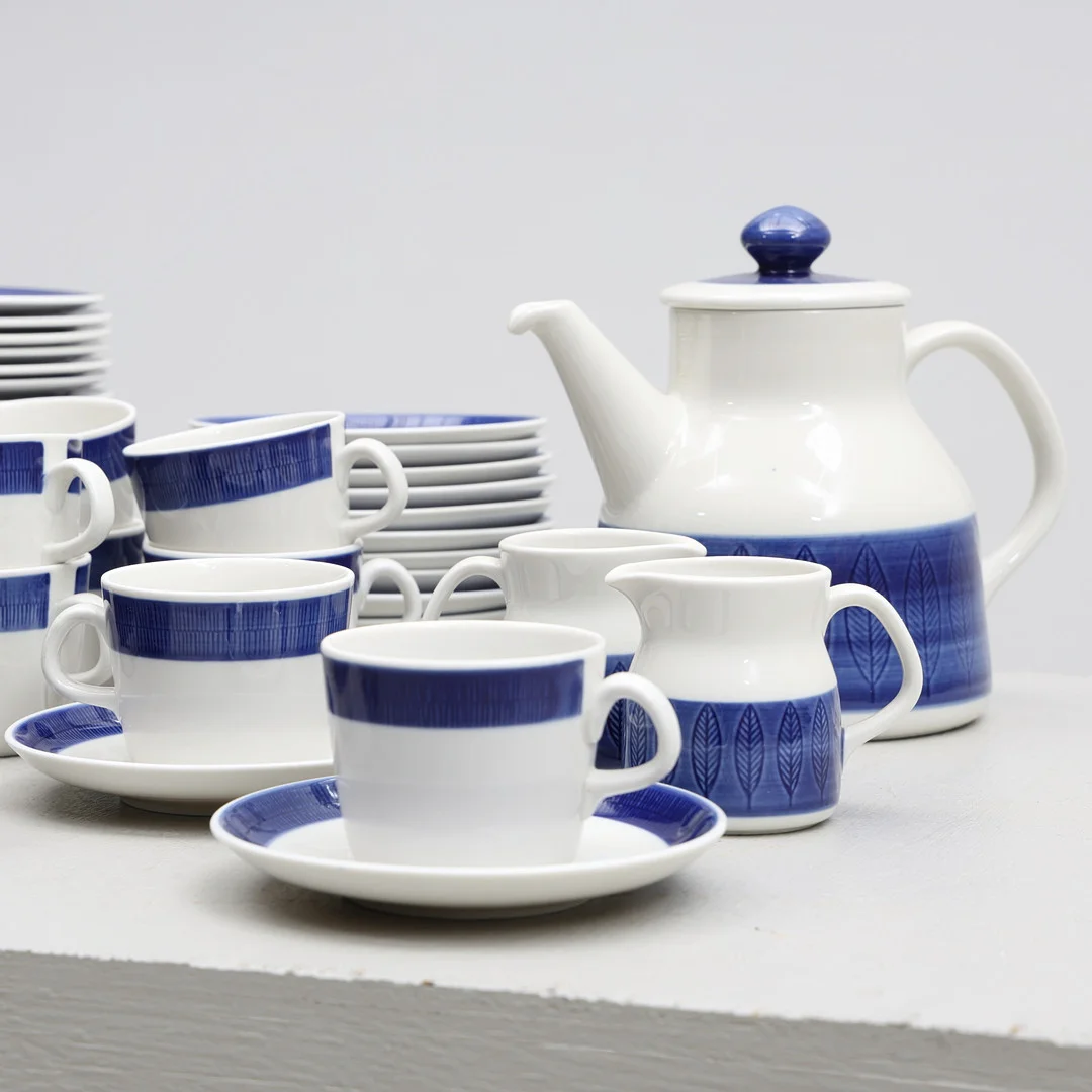 HERTHA BENGTSSON. Kaffeservis, 48 delar, "Koka Blå", Rörstrand. — Tableware — Gomér & Andersson Jönköping