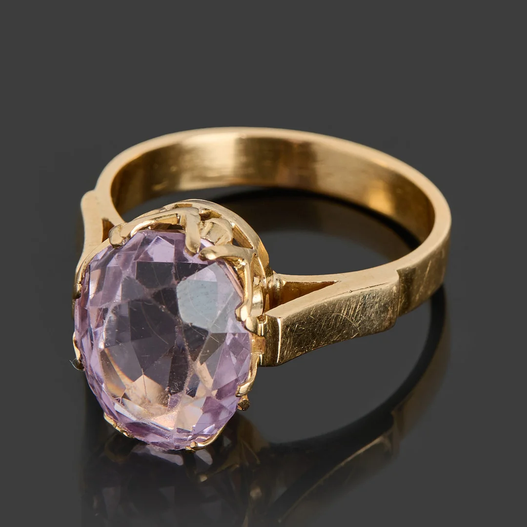 RING, 18k guld med en fasettslipad ametist ca 6.00ct. — Rings — Crafoord Auktioner Stockholm