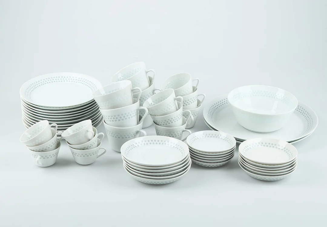 FRIEDL HOLZER-KJELLBERG. Te-, kaffe- och mockaservis, 33 delar. Risporslin, "Helmi". signerade F.H.Kj Arabia. 1969-1974. — European — Stockholms Auktionsverk Helsinki