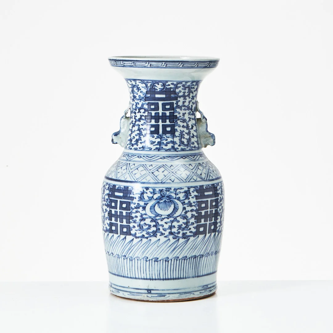 VAS, porslin, Kina, 1800-talets slut, balusterformad, med hänklar i form av tempellejon, dekor av dubbla lyckotecken samt pionslingor i underglasyrblått. — Ceramics & Porcelain — Stockholms Auktionsverk Magasin 5