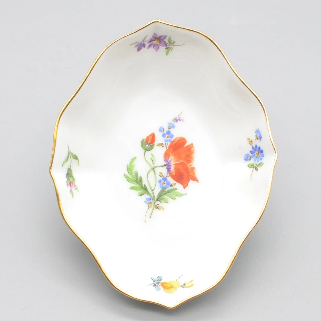 MEISSEN, KLEINE SCHALE, PORZELLAN, BUNTE BLUMEN, MIT GOLDRAND, HANDMALEREI, 2. WAHL, UM 1920ER JAHRE. — European — Kunst- und Auktionshaus Kleinhenz