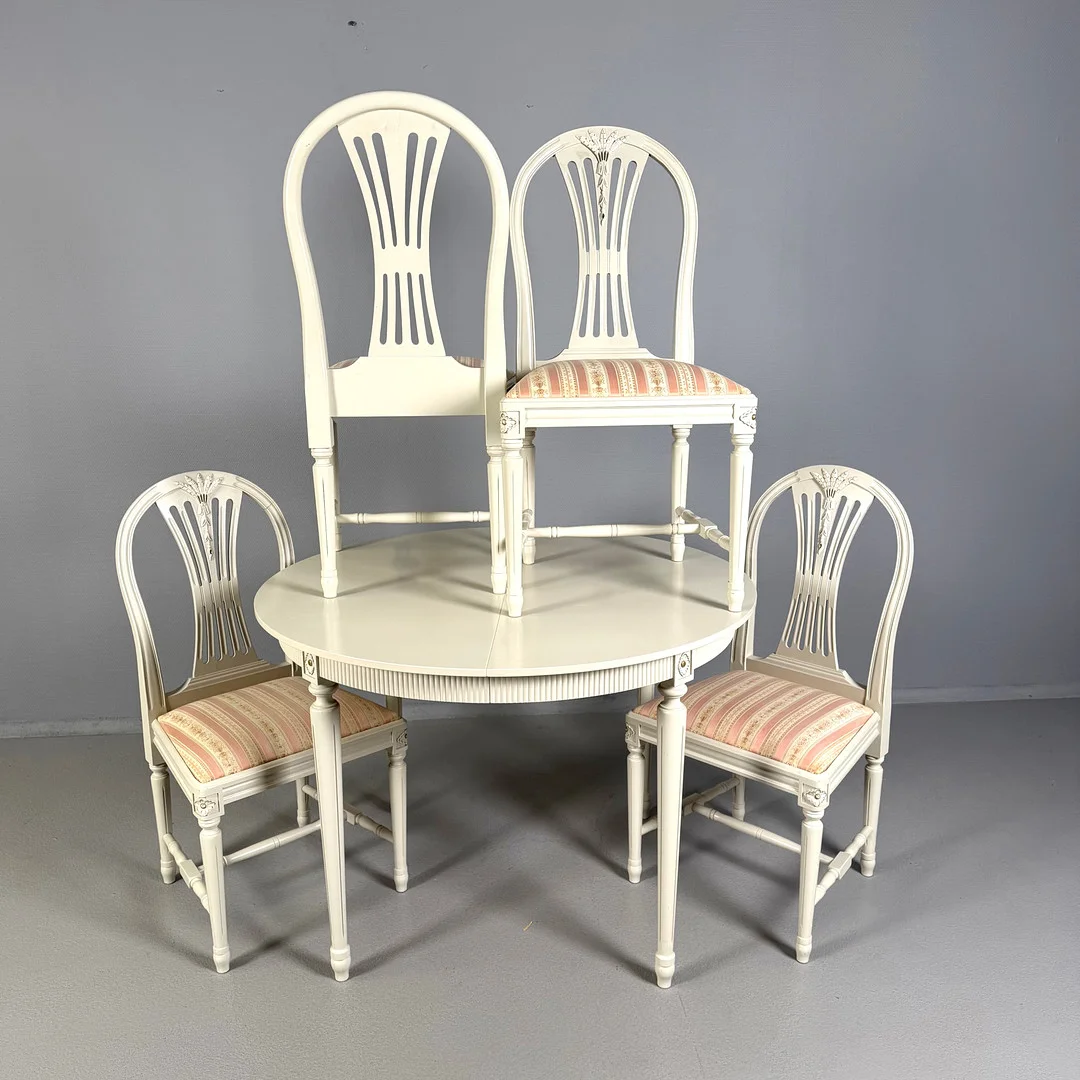 MATGRUPP, 4+1 dlr, gustaviansk stil, "Axet". Varav: Stolar(4) samt bord med iläggsskivor. — Dining room furniture — Skandia Auktion