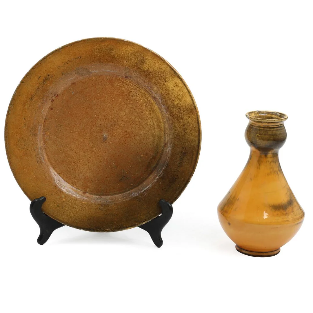 Kähler: Earthenware vase and dish decorated with uranium glaze. Signed HAK. Manufactured by Kähler. H. 23. Diam. 31.5 cm. — Modern Decorative Art — Bruun Rasmussen