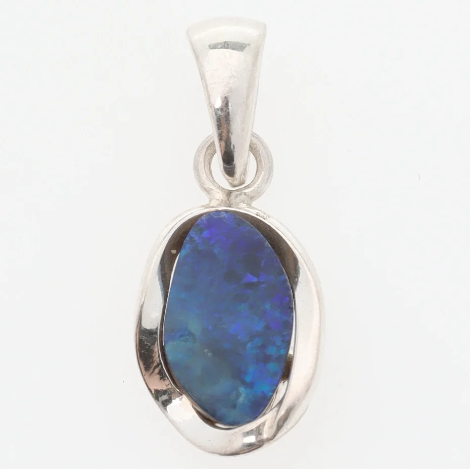 HÄNGE, blå opal & sterlingsilver. — Brooches & Pendants — Ekenbergs Auktioner