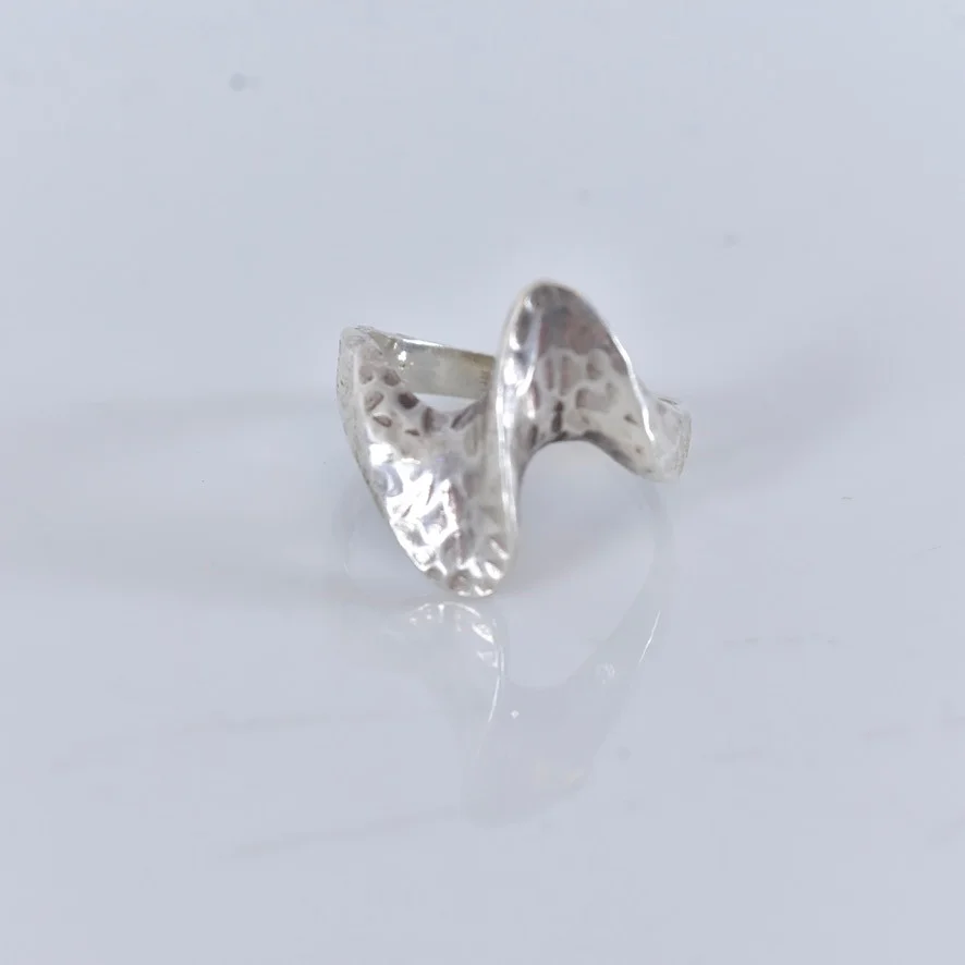 RING, sterlingsilver, Kulhamrad yta. — Rings — Halmstads Auktionskammare