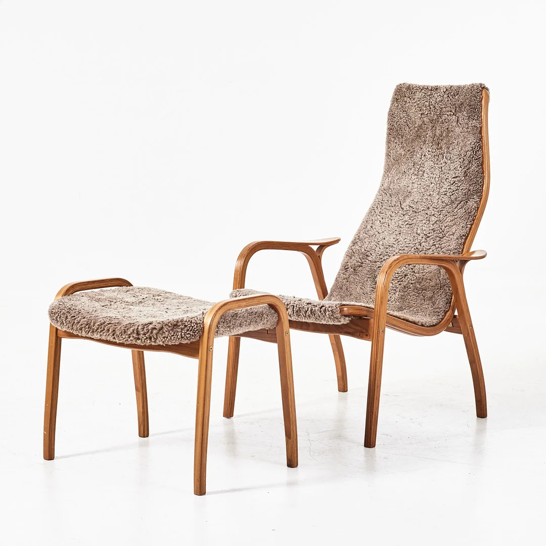 YNGVE EKSTRÖM. Fåtölj med fotpall, "Lamino", fårskinn, valnöt, Swedese. — Armchairs & Chairs — Stockholms Auktionsverk Magasin 5
