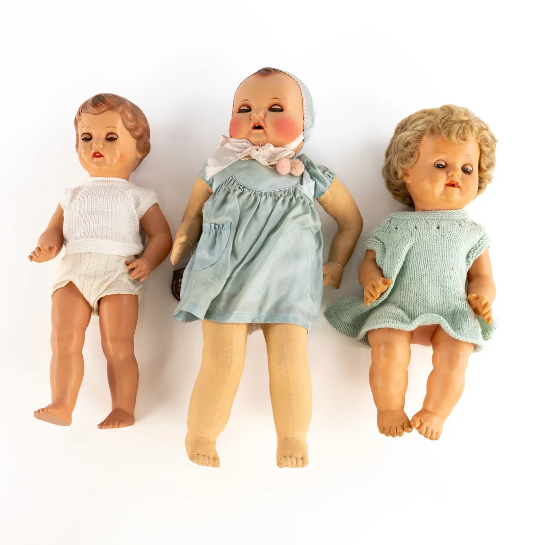DOCKOR, 3 st, Schildkröt. — Dolls & Teddybears — Karljohan Auktioner