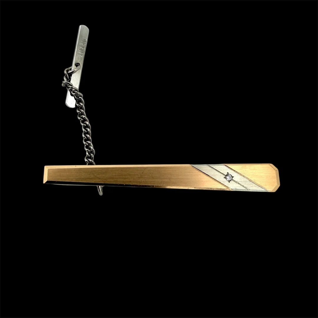 SLIPSNÅL, guld 18k/metall, infattad sten 0,016 ct. Total vikt ca 5,51 gr. — Cufflinks & Tie Pins — Skandia Auktion