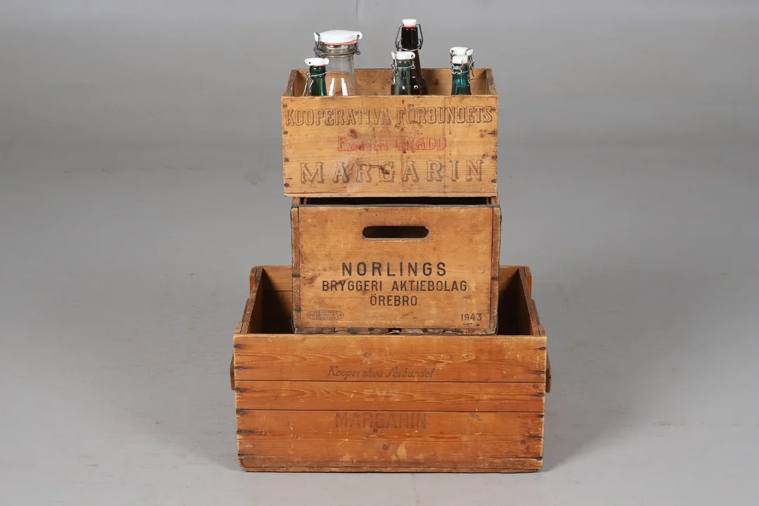ÖREBRO MEMORABILIA, trälådor, 3 st. bl.a. Norlings Bryggeri, Örebro, Glasflaskor flera st. från Örebro. — Other collectables — Örebro Stadsauktioner
