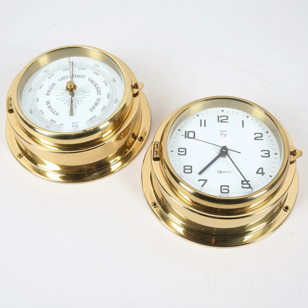 BAROMETER OCH VÄGGKLOCKA, ett par, mässing och glas, PHILIPS. — Technica & Nautica — Ekenbergs Auktioner