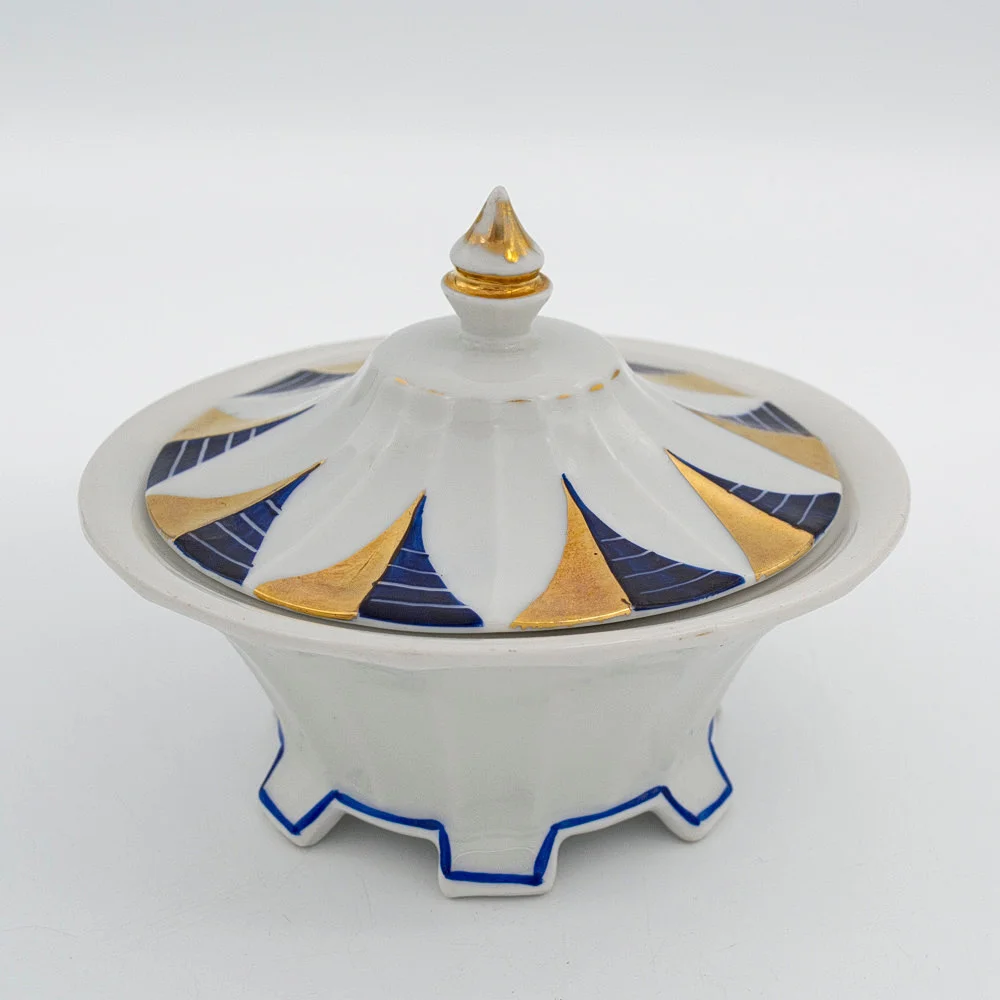 DECKELDOSE AUS PORZELLAN VON JACOB HERTEL REHAU, ART DECO, FARBEN BLAU UND GOLD, HANDBEMALT, 1920ER JAHRE, HERSTELLERMARKE AUF DEM BODEN. — European — Kunst- und Auktionshaus Kleinhenz