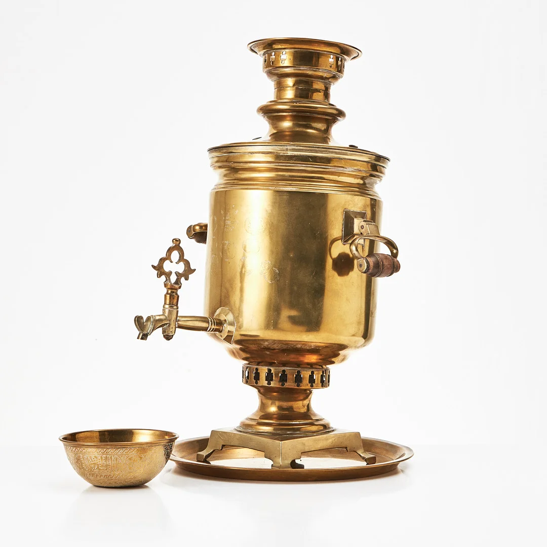 SAMOVAR, mässing, Ryssland, 1800-talets slut, Meer Iosifovich Sluzberg, med hänklar, på kvadratisk fot med fyra tassar. — Pewter, Brass & Copper — Stockholms Auktionsverk Magasin 5