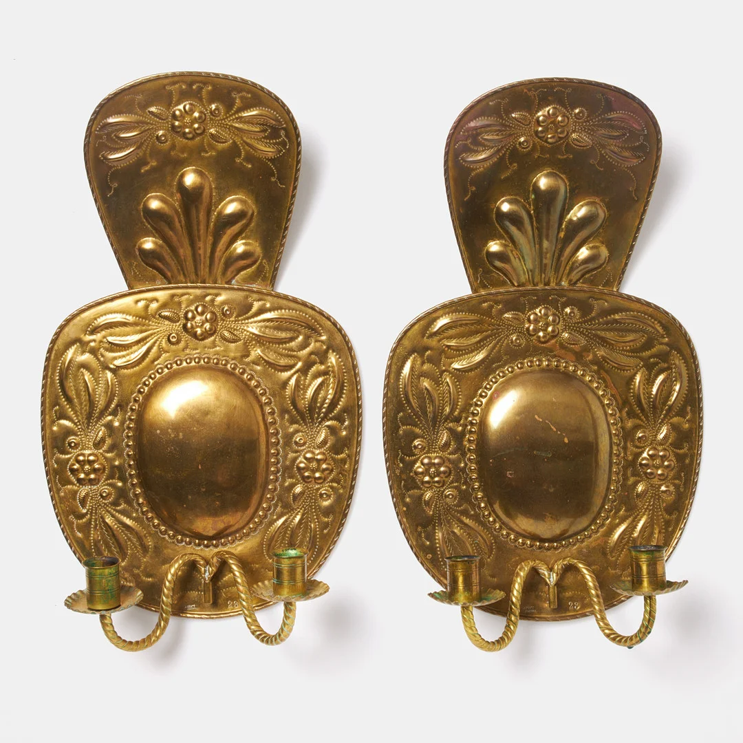 LJUSPLÅTAR. 1 par, mässing, barockstil, J. Bratt, Jönköping, 1900-talets första hälft. — Candlesticks — Stockholms Auktionsverk Sickla