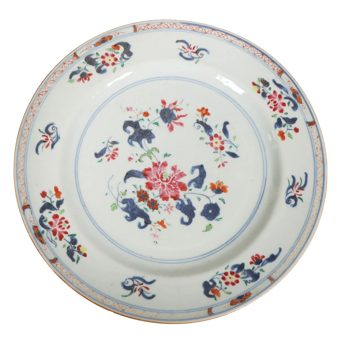 A CHINESE QIANLONG PERIOD (1735–1796) PORCELAIN PLATE. — European — Bishop & Miller