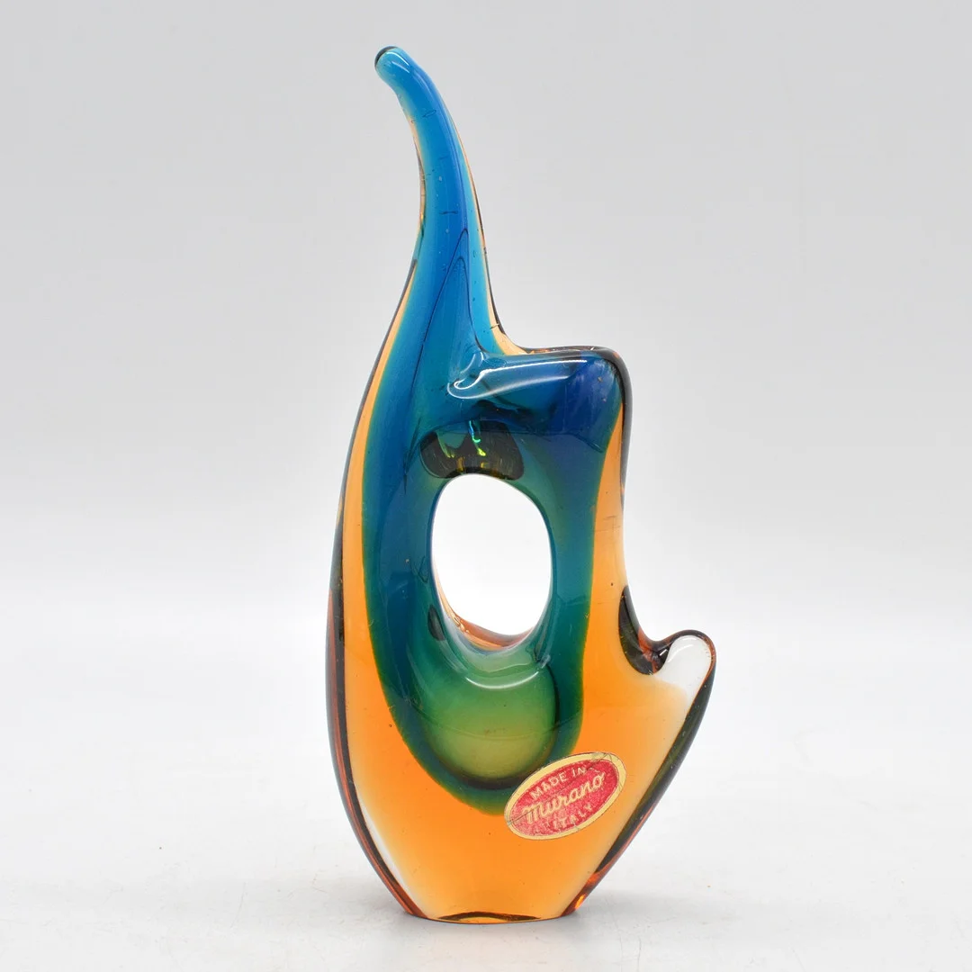 FLAVIO POLI. MURANO DESIGNERVASE, STUDIOGLAS, DURCHBROCHEN, SOMMERSO, ITALIEN, UM 1950, MIT ETIKETT. — Art glass — Kunst- und Auktionshaus Kleinhenz