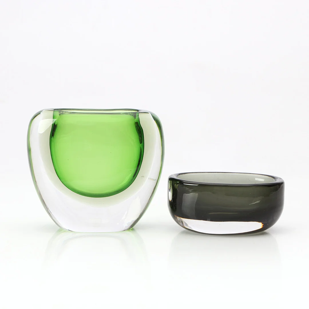 VASER, TVÅ ST. Konstglas. Bl.a. Vicke Lindstrand. Signerade undertill. — Art glass — Skånes Auktionsverk
