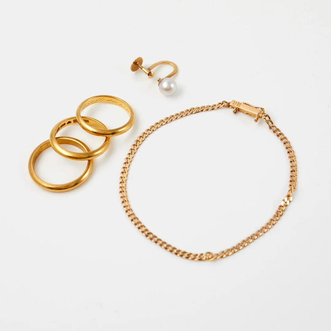 RINGAR, 3 st, varav 2 st 23 k guld, 1 st 18 k guld, ARMBAND, ÖRHÄNGE, 1 st, 18 k guld, 1 odlad saltvattenspärla. — Jewellery — Stockholms Auktionsverk Sickla