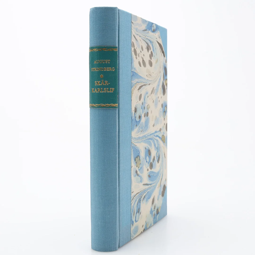 AUGUST STRINDBERGS SKÄRKARLSLIV I FÖRSTA UPPLAGAN, FÖRSTA TUSENDET MED DET KONTROVERSIELLA UTTRYCKET "PIPPAT I ÄRTSÄNGEN" PÅ SID. 198. — Books — Crafoord Auktioner Lund