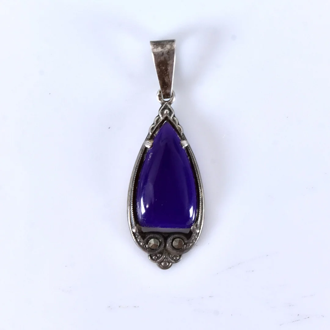 HÄNGE, med lila sten och markasiter, silver. — Brooches & Pendants — Halmstads Auktionskammare