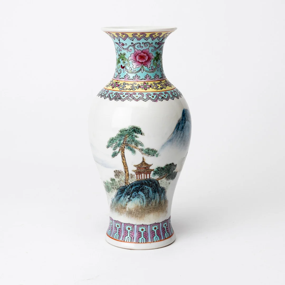 VAS, porslin, Kina, 1900-talets andra hälft. — Ceramics & Porcelain — Auktionshuset Kolonn