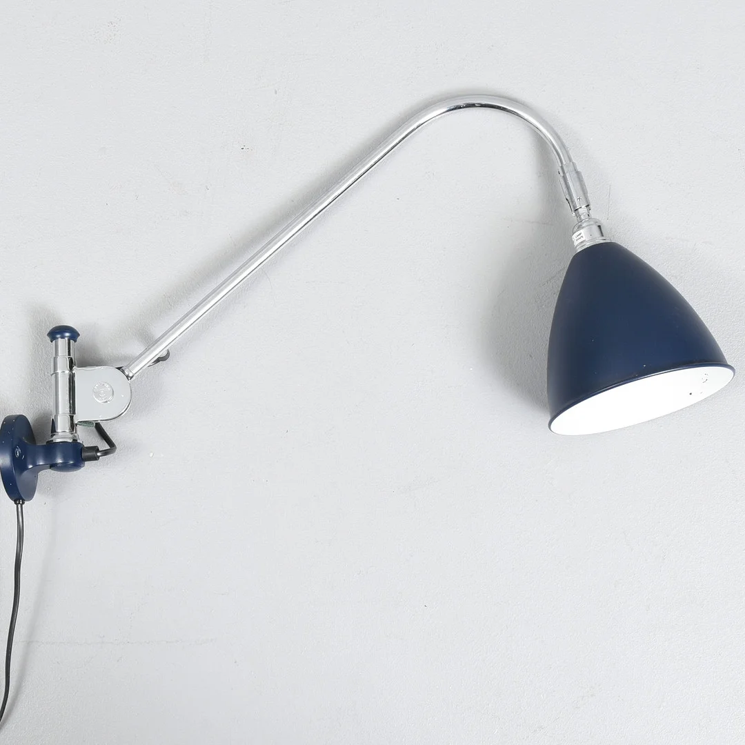 ROBERT DUDLEY BEST. "BestLite" væglampe, blå skærm, krom. Best & Lloyed Limited. Designet i 1930. England. — Wall Lights — Sørensen Auktioner