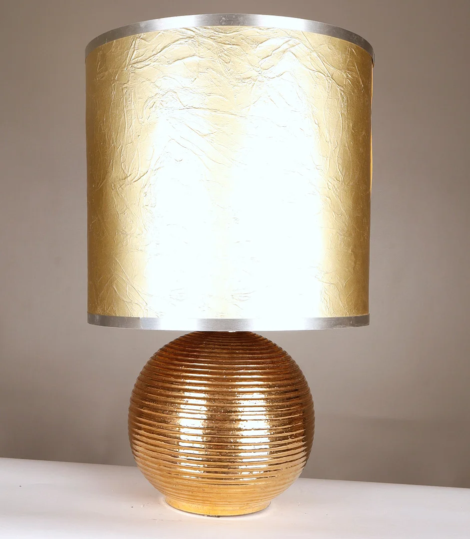 Lámpara de sobremesa vintage en forma de esfera en cerámica dorada. — Floor lights — Barcelona Auctions
