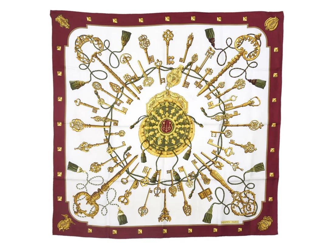 SCARF, HERMÈS, Les Clés, Cathy Latham, 100% siden, 90x90 cm, vit, guld, vinröd. — Accessoarer/Scarves — Kaplans