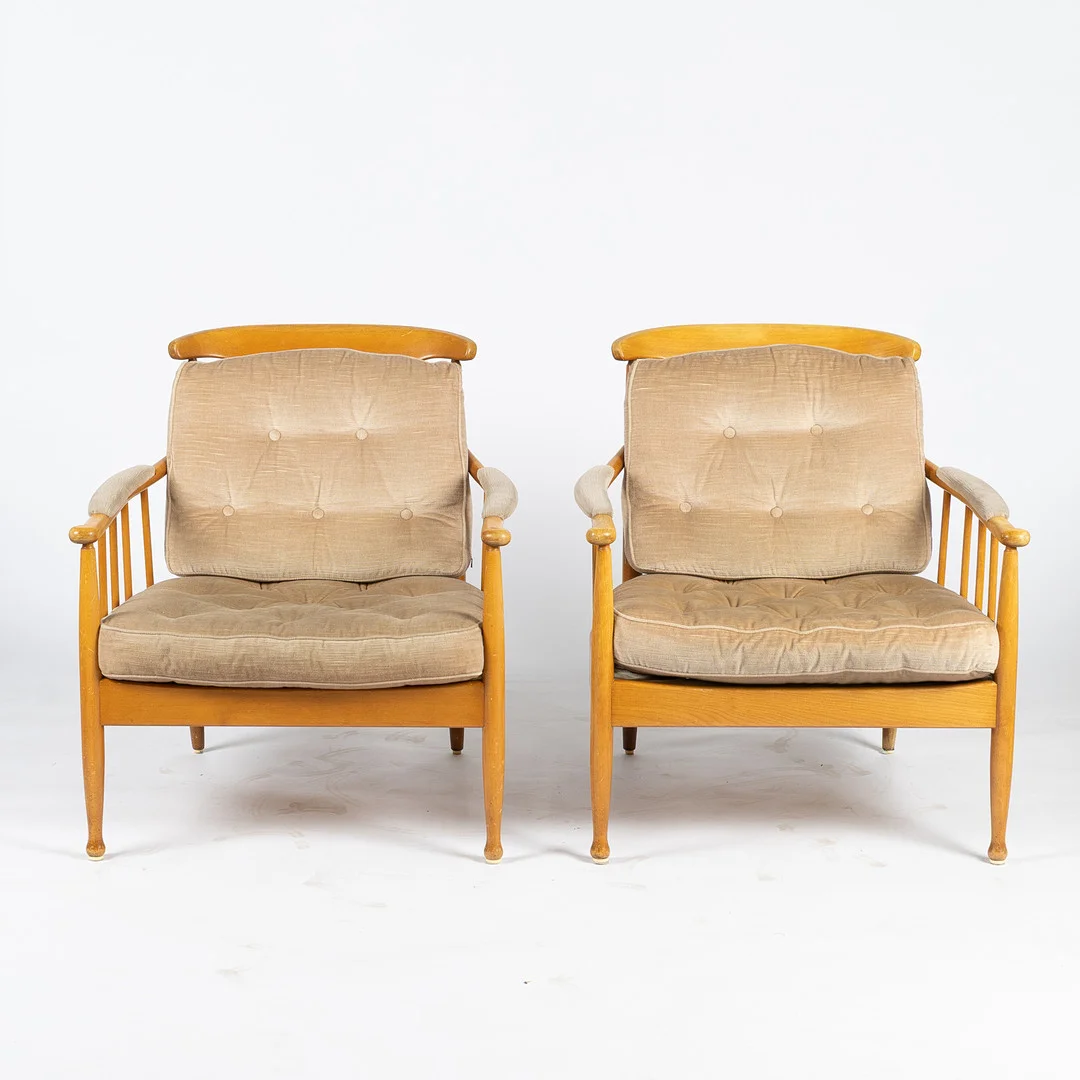KERSTIN HÖRLIN-HOLMQUIST. Fåtöljer, 1 par, "Skrindan", OPE Möbler, Sverige, formgivna 1963, stommar i bok, dynor klädda med plysch. — Armchairs & Chairs — Stockholms Auktionsverk Helsingborg