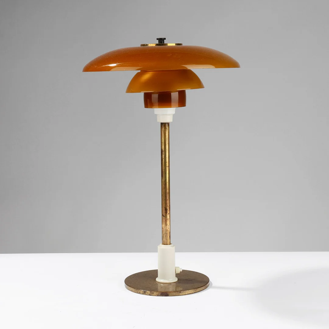 POUL HENNINGSEN. "PH 3/2", bordlampe af patineret messing med skærme af ravfarvet glas, Louis Poulsen, Danmark, 1940'erne. — Table Lamps — Palsgaard Kunstauktioner