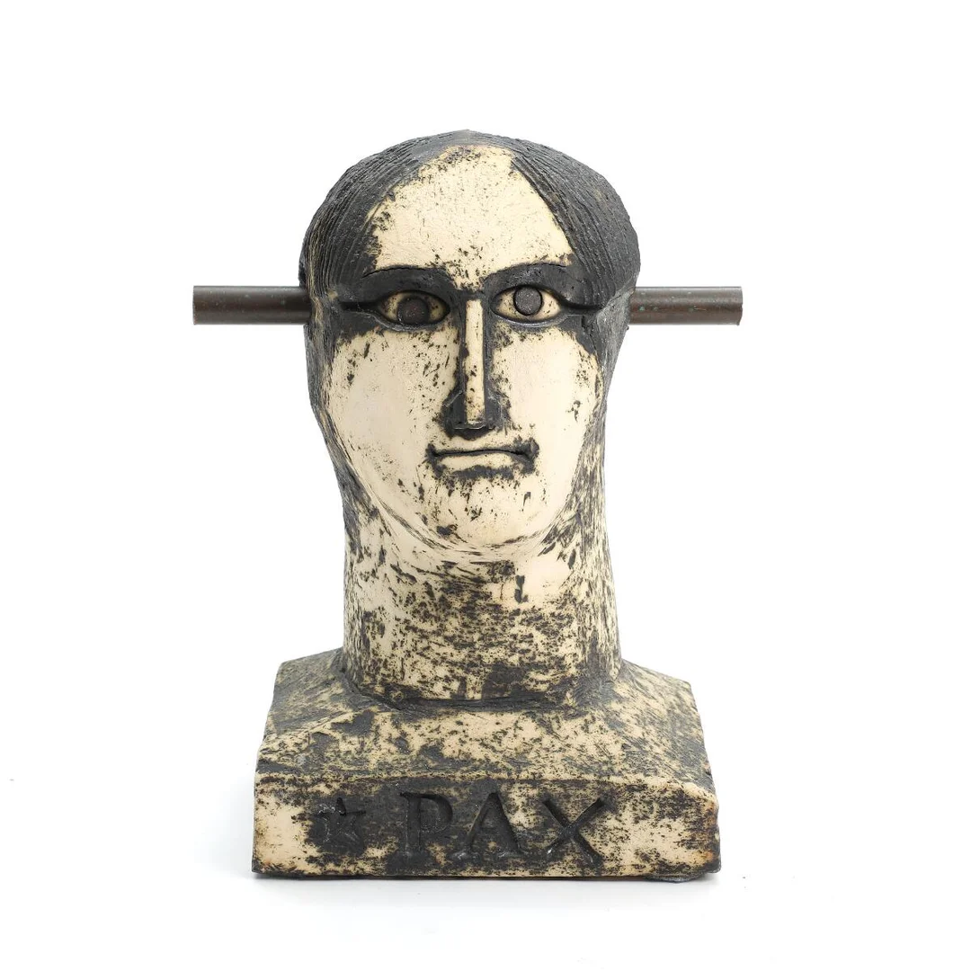 “Pax”. Unsigned. Stoneware bust with a patinated and massive bronze stick. H. 36 cm. — Modern Sculptures/Modern art — Bruun Rasmussen