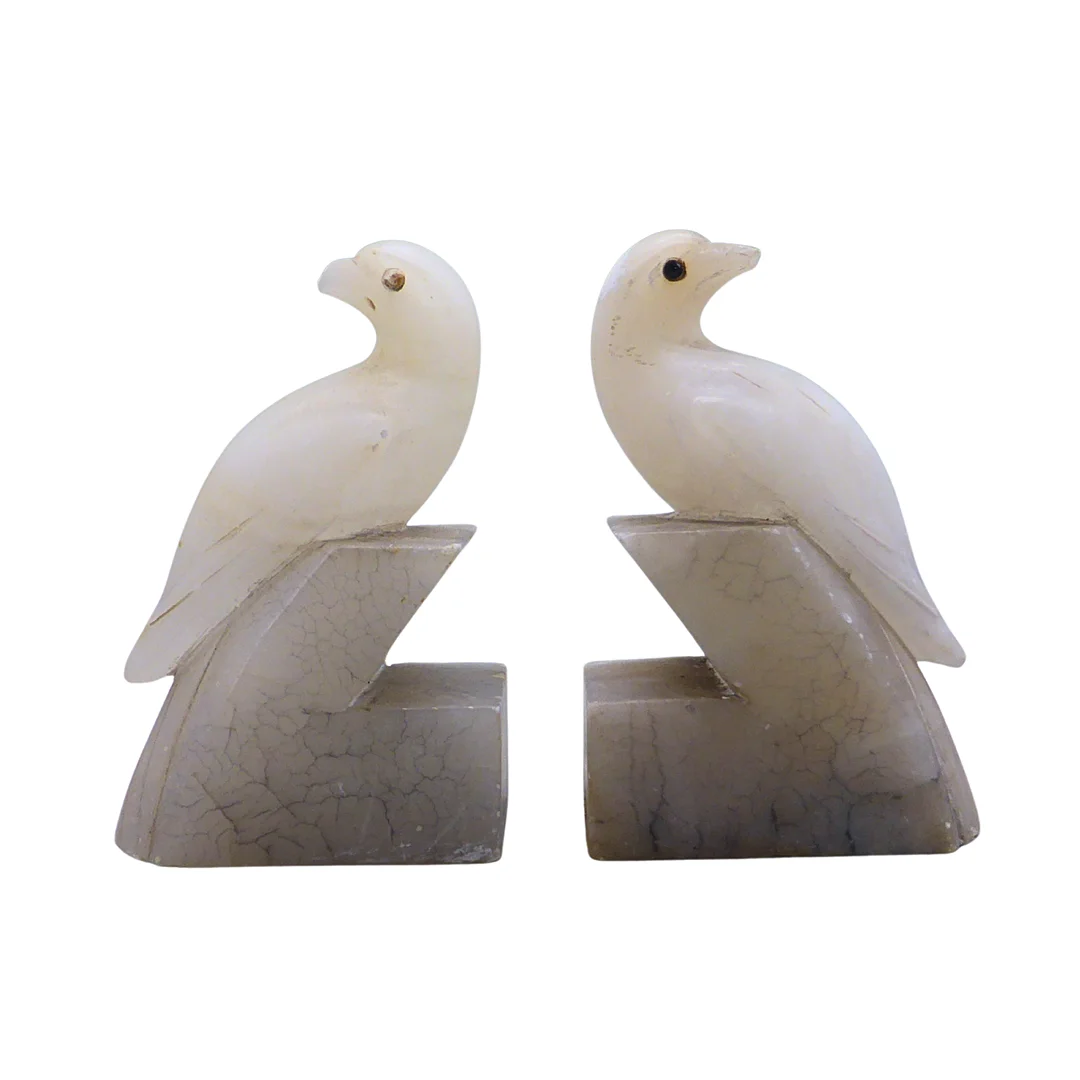 BUCHSTÜTZEN AUS ALABASTER MIT VÖGELN. — Other — Auktionshaus Stuber's Hammerschlag