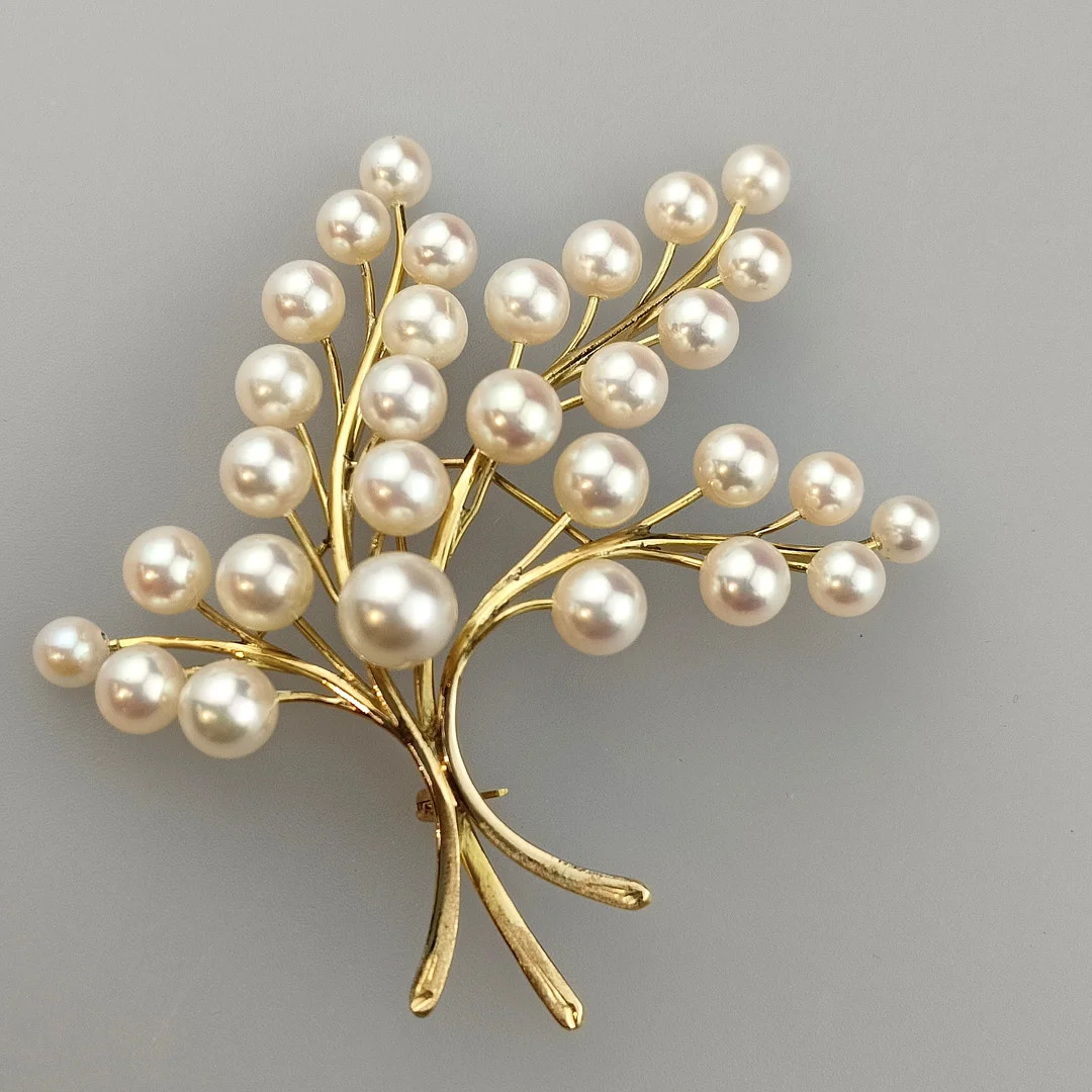 Perlenbrosche in Form von Zweigen mit aufgesteckten runden Zuchtperlen im Verlauf, Gelbgold 585/000. — Brooches & Pendants — Auktionshaus Blank
